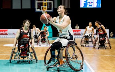 Zwaai rolstoelbasketbalsters uit tijdens oefenwedstrijd voor Paralympische Spelen in Parijs.