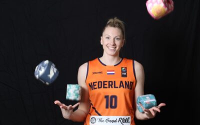 Primeur! Orange Lions in Parijs met Instagram account op de rug en QR-code op het shirt