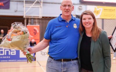 Suns-coach en voormalig international Mario Bennes onderscheiden met Bondsspeld