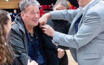 Staande ovatie in MartiniPlaza voor Lid van van Verdienste Gerrit Halbersma