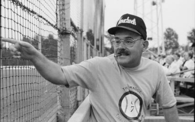 Voormalig basketbalscheidsrechter en duizendpoot John Barrett (83) overleden