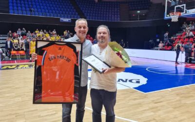 Bondsspeld voor scheidsrechter Den Hartog en verenigingsspeld clubicoon Hoogervorst